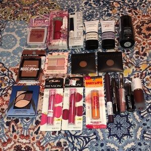 Makeup Bundle!! 19 Pieces!!